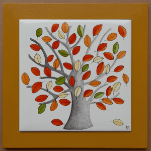 Photo de la décoration murale "Arbre en automne", carreau de céramique peint à la main et représentant un arbre aux couleurs d'automne