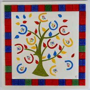 Photo de la décoration murale "Arbre aux chromos", carreau de céramique peint à la main et représentant un arbre au feuillage multicolore