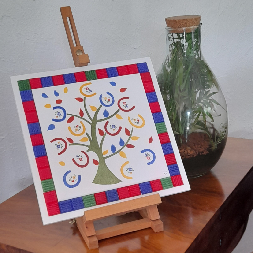 Photo de la décoration murale "Arbre aux chromos", carreau de céramique peint à la main sur trépied