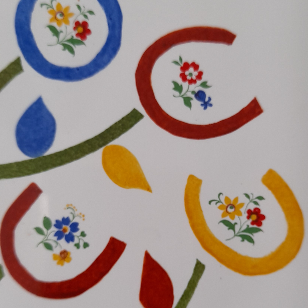 Détail des couleurs de la décoration murale "Arbre aux chromos", carreau de céramique peint à la main