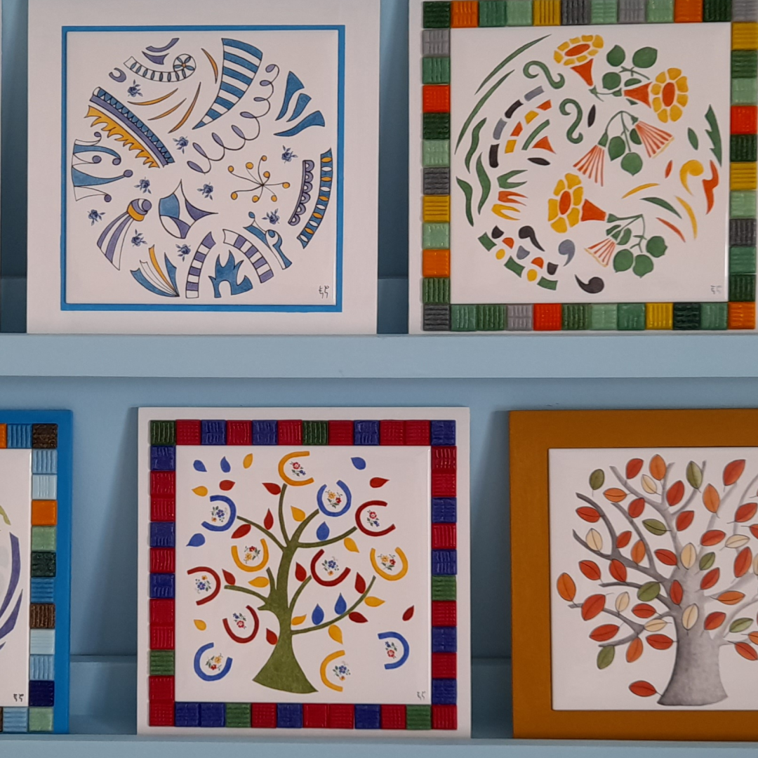 Photo de la décoration murale "Arbre aux chromos" et autres carreaux de céramique peints à la main