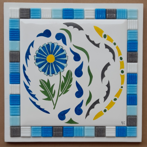 Photo de la décoration murale "Aster bleu", carreau de céramique représentant un aster peint à la main