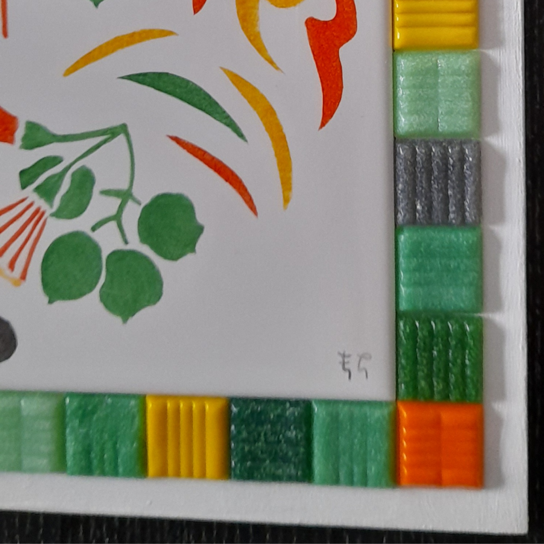 Détail des couleurs et mosaïques de la décoration murale "Bignone", carreau de céramique représentant une bignone peint à la main