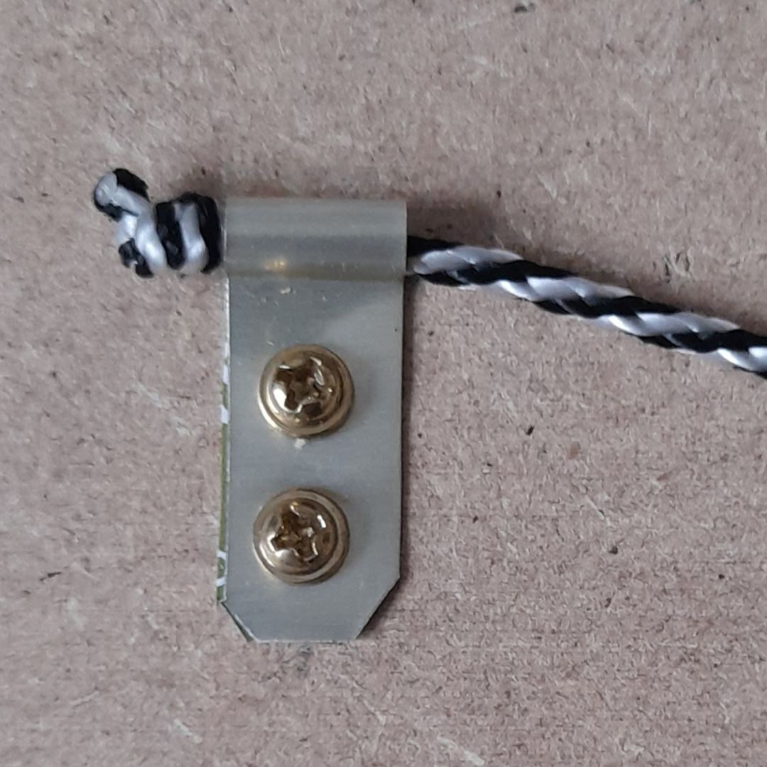 Détail du système d'accroche du carreau de céramique représentant une création imaginaire "Dame blonde"