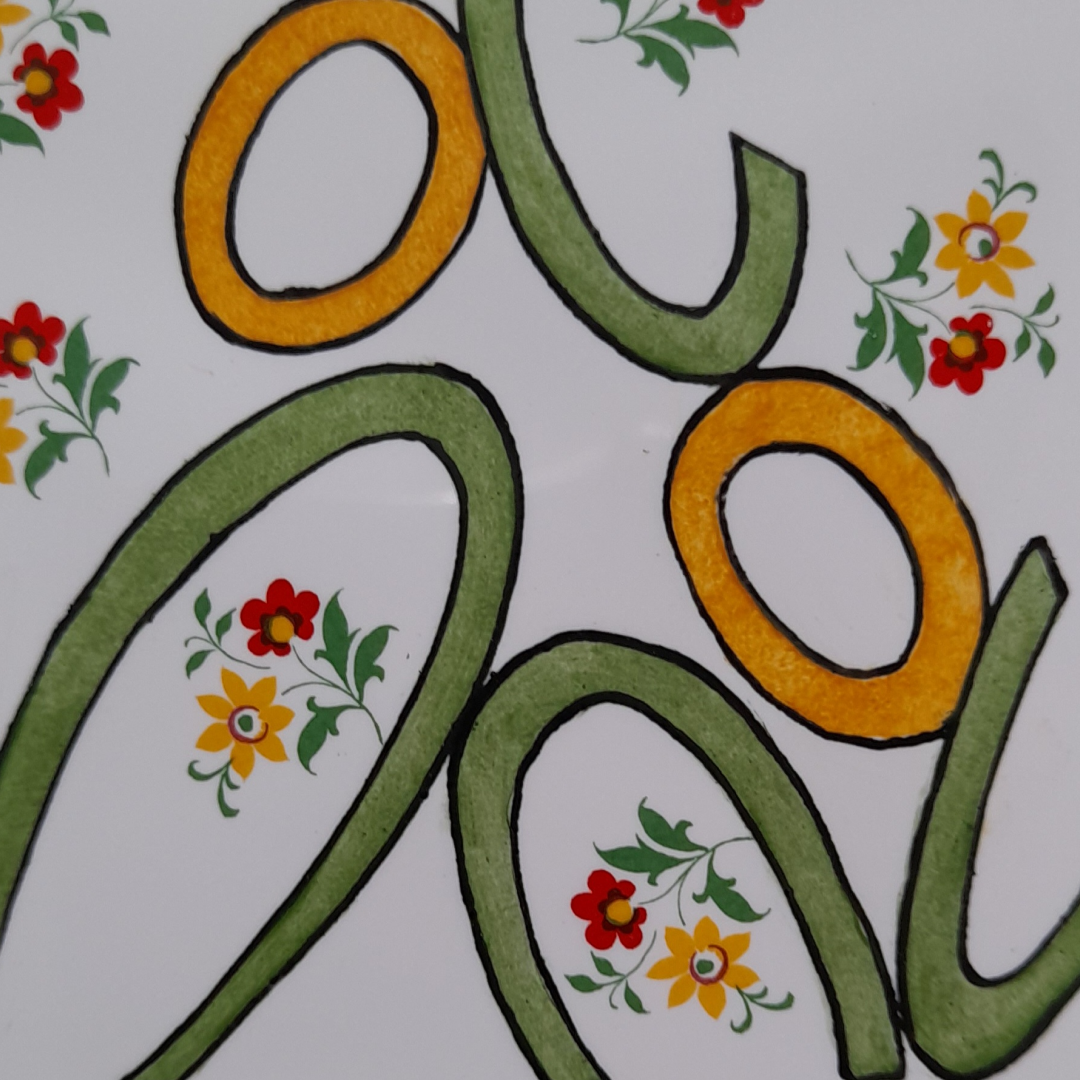 Détail des couleurs de la décoration murale "Folie florale", carreau de céramique peint à la main