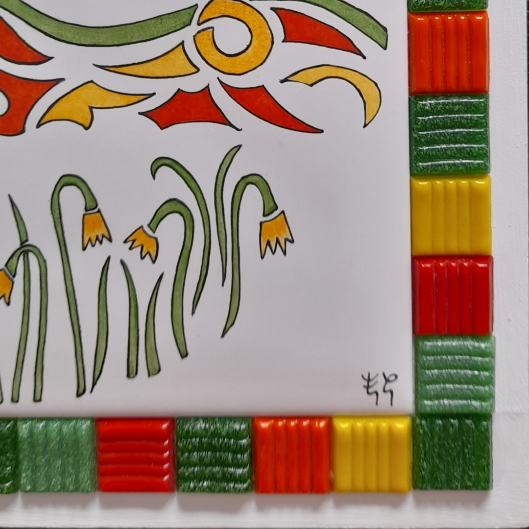 Détail des couleurs et mosaïques de la décoration murale "Folie florale", carreau de céramique peint à la main