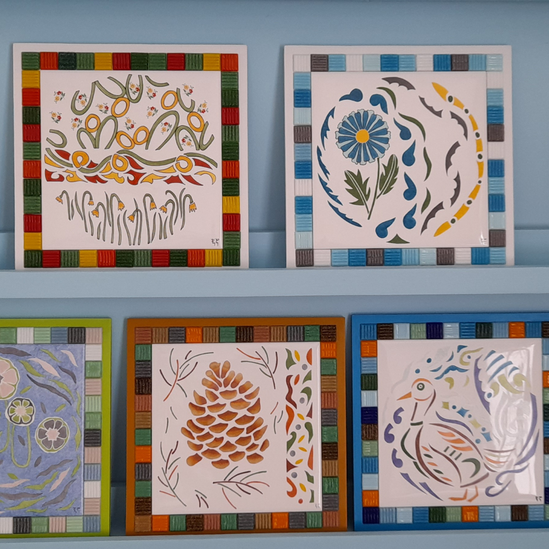 Photo de la décoration murale "Folie florale" et autres carreaux de céramique peints à la main