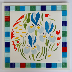 Photo de la décoration murale "Iris", carreau de céramique peint à la main et représentant des iris