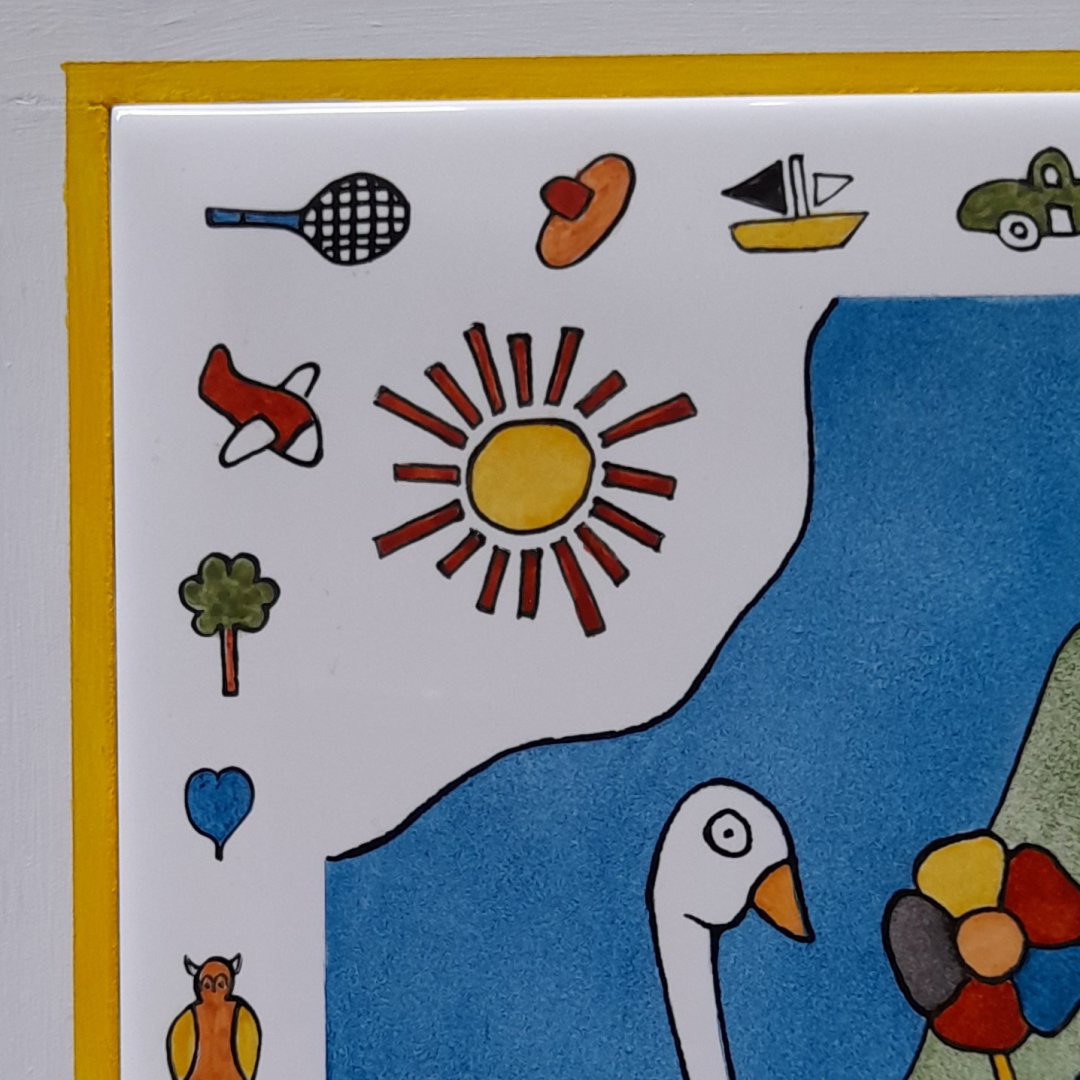 Détail des couleurs de la décoration murale "L'oie blanche", carreau de céramique peint à la main