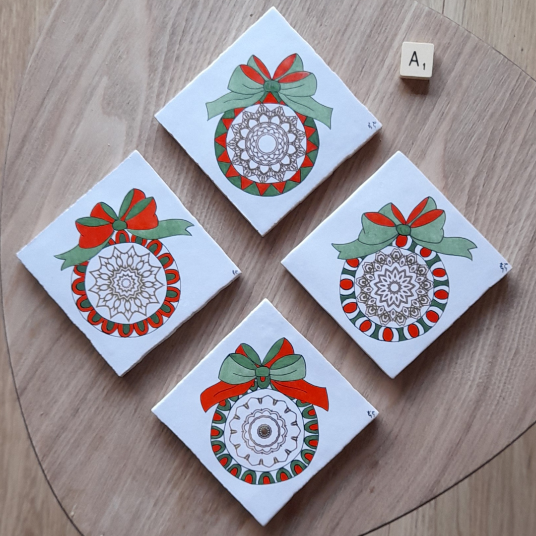 Photo des quatre dessous de verre de Noël "Boules de Noël A1", carreaux de céramique peints à la main