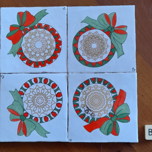 Photo des quatre dessous de verre de Noël "Boules de Noël B3", carreaux de céramique peints à la main