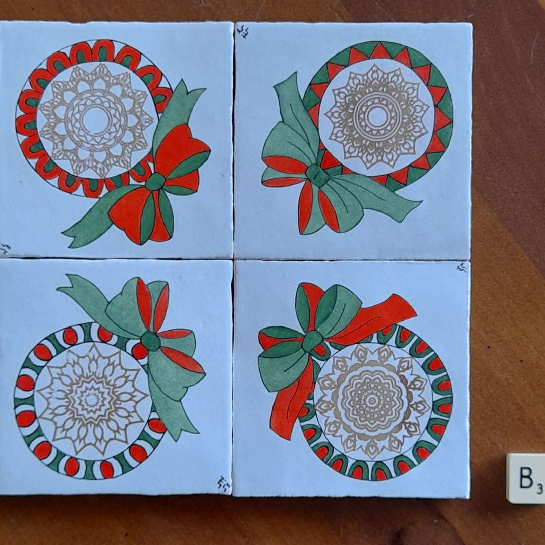 Photo des quatre dessous de verre de Noël "Boules de Noël B3", carreaux de céramique peints à la main