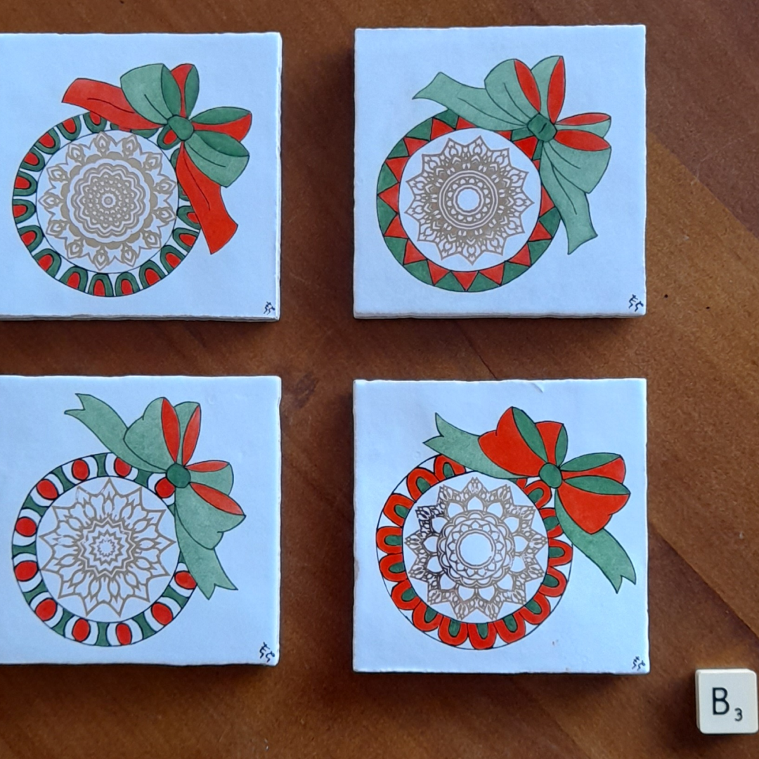 Photo des quatre dessous de verre de Noël "Boules de Noël B3", carreaux de céramique peints à la main