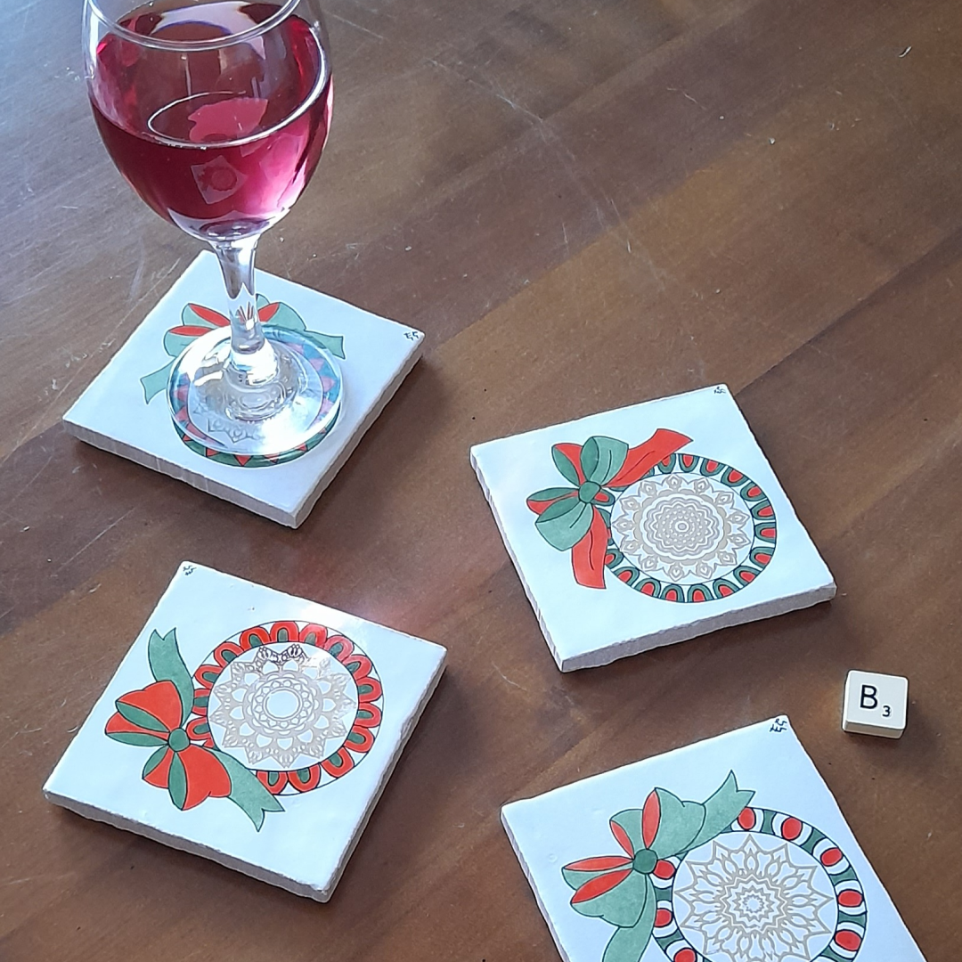 Photo des quatre dessous de verre de Noël "Boules de Noël B3", carreaux de céramique peints à la main