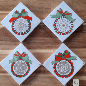 Photo des quatre dessous de verre de Noël "Boules de Noël C3", carreaux de céramique peints à la main