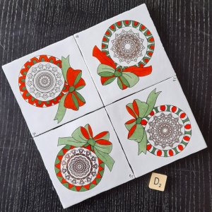 Photo des quatre dessous de verre de Noël "Boules de Noël D2", carreaux de céramique peints à la main