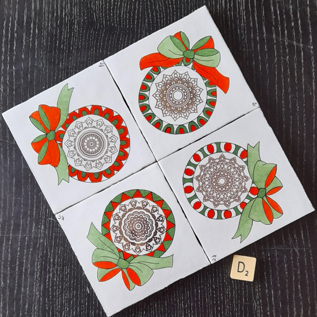Photo des quatre dessous de verre de Noël "Boules de Noël D2", carreaux de céramique peints à la main