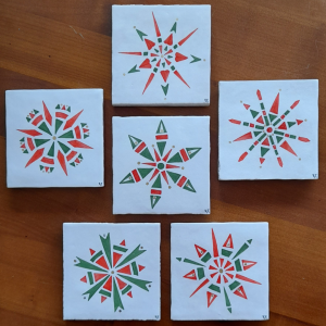 Photo des dessous de verre de Noël "Etoiles de Noël", carreaux de céramique peints à la main