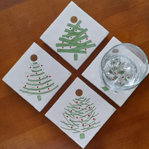 Photo de quatre des dessous de verre de Noël "Six sapins de Noël", carreaux de céramique peints à la main